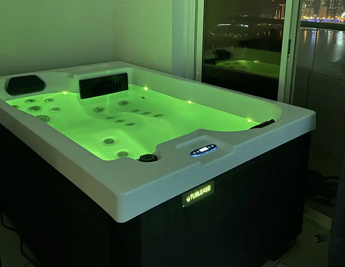 Oceania 2-person jacuzzi for rent